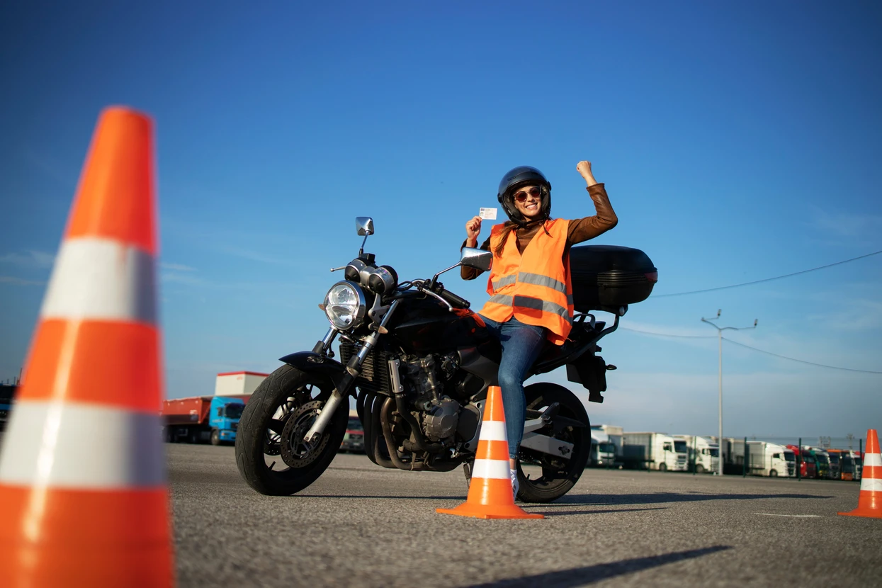 Cours de conduite sur le motordrome, école de moto