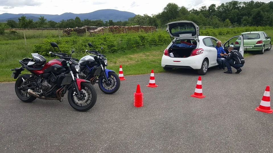 Scène extérieure de formation à la conduite moto sur parking