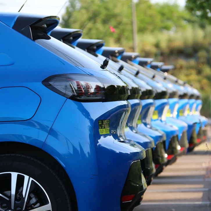 cours de chauffeur et concept de personnes - instructeur d'école de conduite automobile enseignant à une jeune femme la conduite