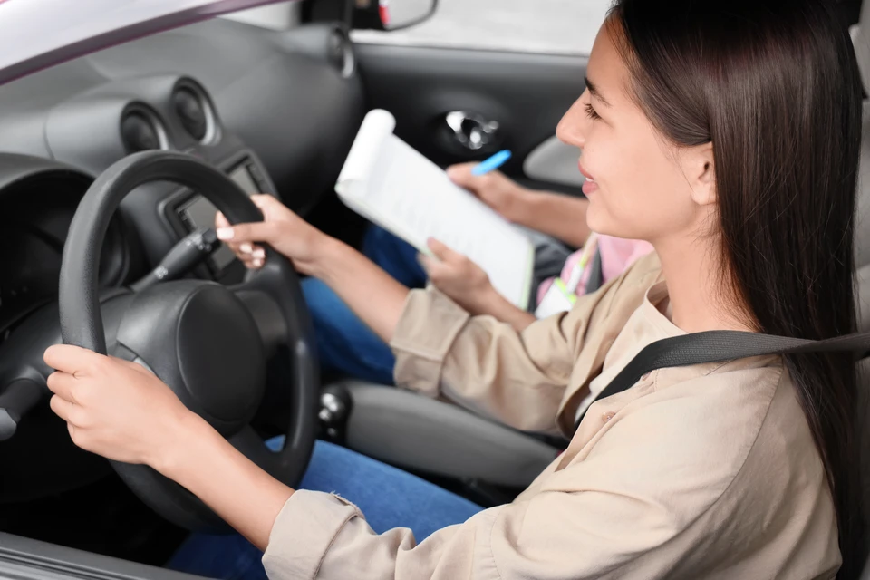Simulateur de conduite professionnel avec trois écrans courbes panoramiques