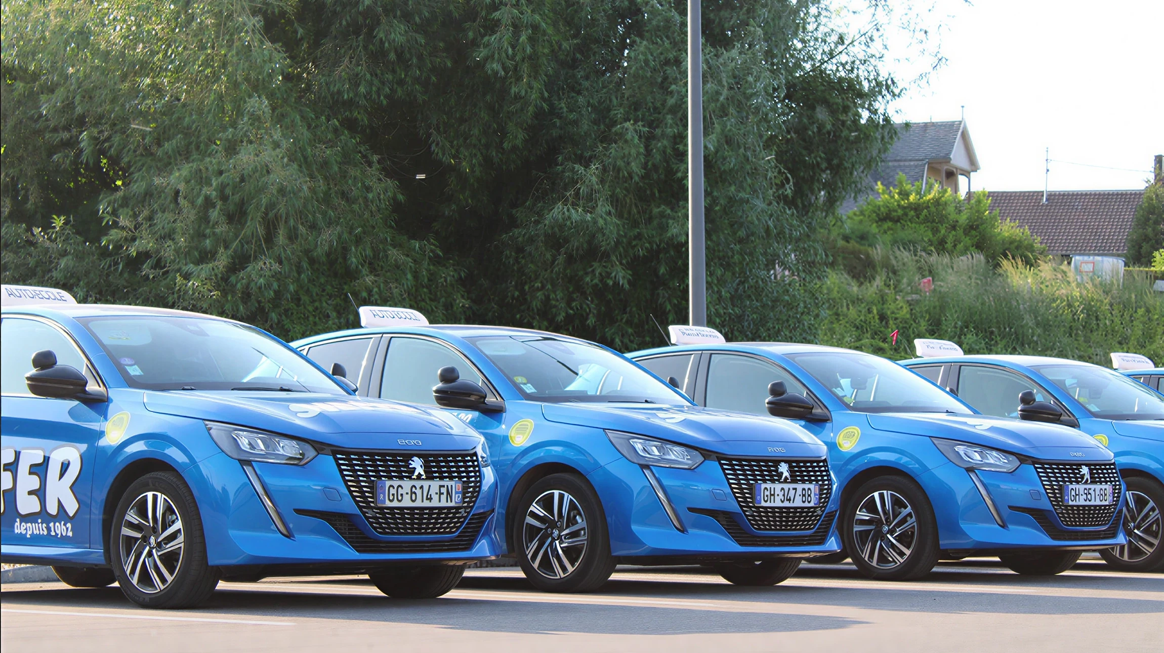 Scène extérieure urbaine avec véhicule d'auto-école stationné